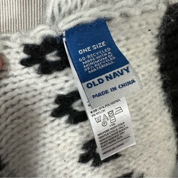 Old Navy Black and White Reversible Knit Scarf - Picture 5 of 6